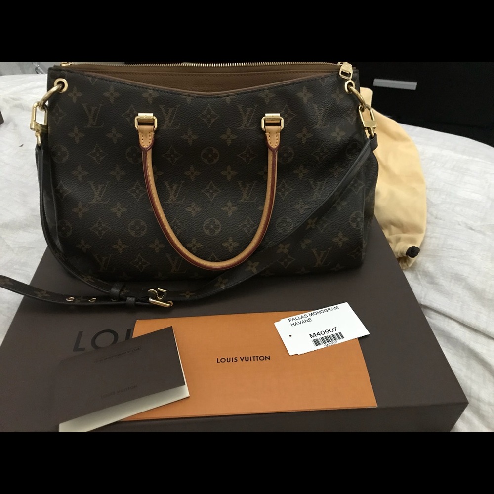 Authentic 2014  Louis Vuitton. Pallas.